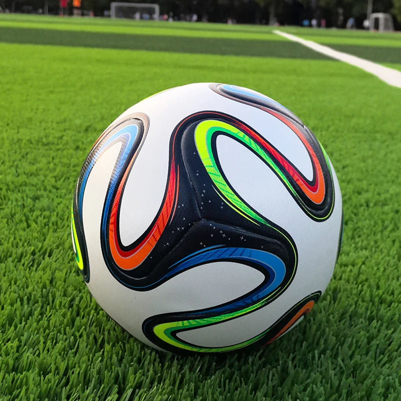 Balón de futbol tamaño 5.